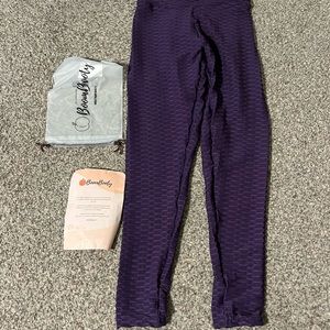 NWT-Boom Booty leggings size small in purple